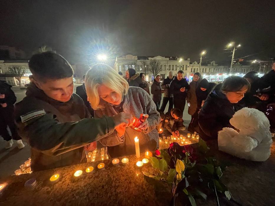 В Симферополе зажгли свечи в память о жертвах террористов в "Крокусе"