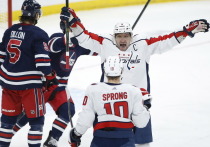Россиянин Александр Овечкин отличился голом в матче «Вашингтон Кэпиталз» и «Каролина Харрикенйс» и приблизился к рекорду Уэйна Гретцки по голам за карьеру в НХЛ