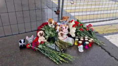 Москвичи несут цветы и детские игрушки к сгоревшему зданию "Крокуса": видео
