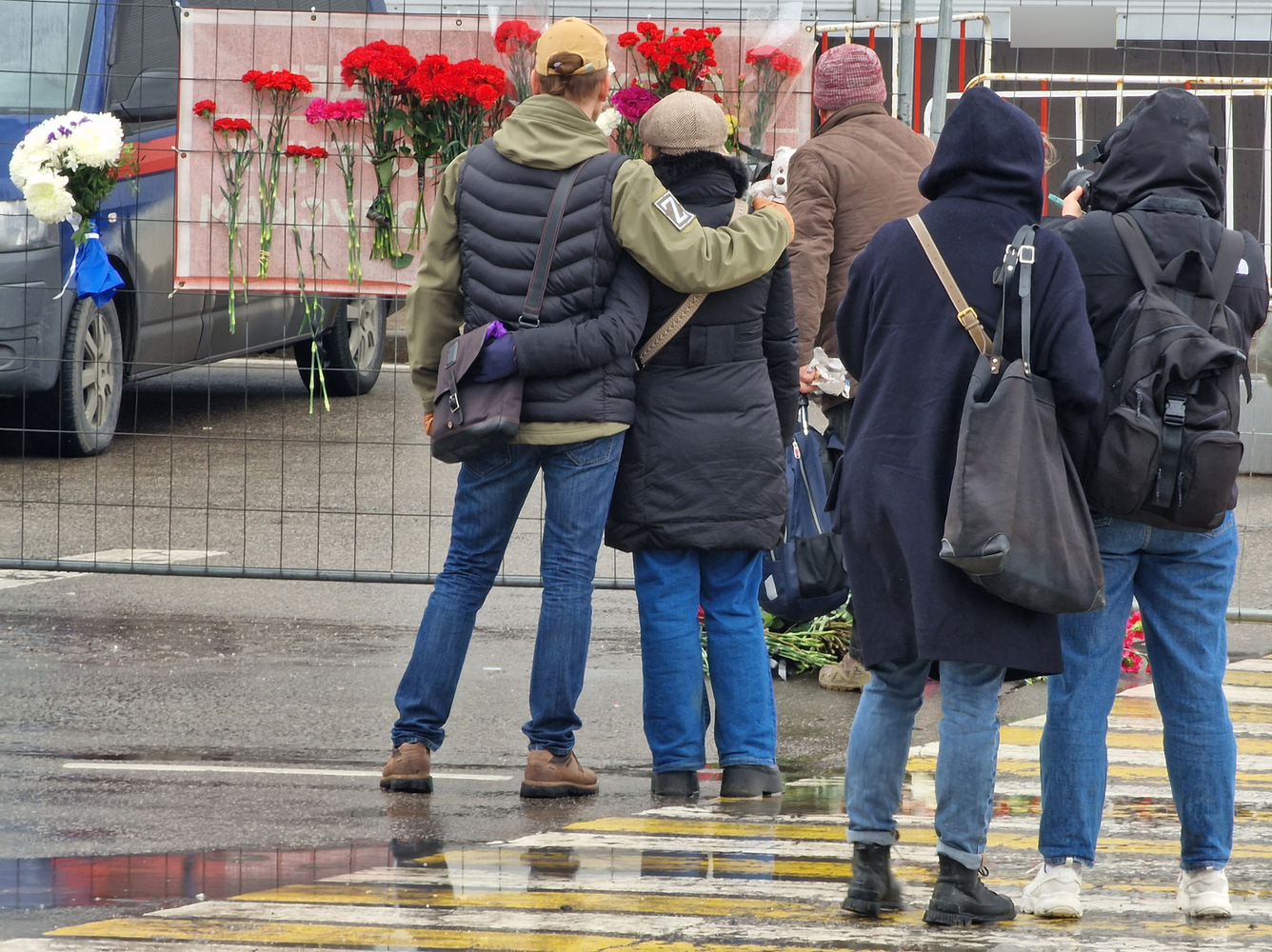 Кадры стихийного мемориала у "Крокус Сити Холла": москвичи массово несут цветы