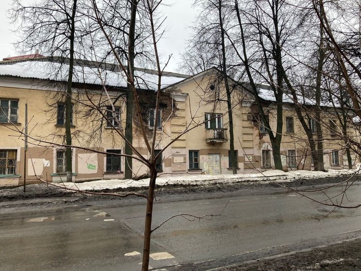 В Ярославле из жилого дома выпал огромный кусок стены