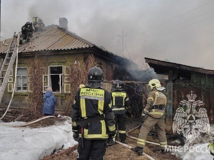 Челябинские огнеборцы ликвидировали пожар в частном секторе