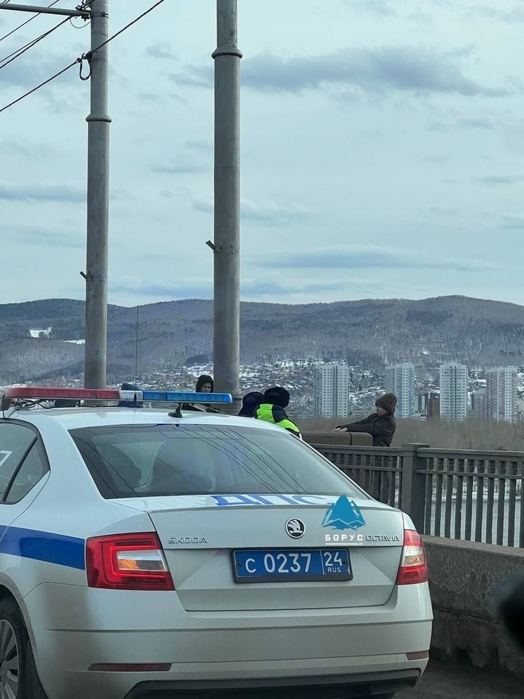 Девушка перелезла через перила Коммунального моста в Красноярске