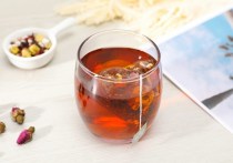 Известный диетолог Елена Соломатина рассказала о том, почему полезен чай каркаде, и кому его категорически нельзя пить