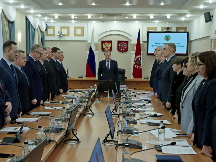 Совещание в правительстве Алтайского края 25 марта началось с минуты молчания