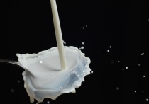 В России фиксируют сокращение потребления молочной продукции и молока из-за роста цен. Экономисты Ирина Макарова и Дмитрий Морковкин рассказали о том, почему товар вообще начал дорожать в начале 2024 года, и почему рост цен может продолжиться. 