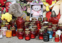 Российские граждане несут цветы и игрушки к генконсульствам РФ
