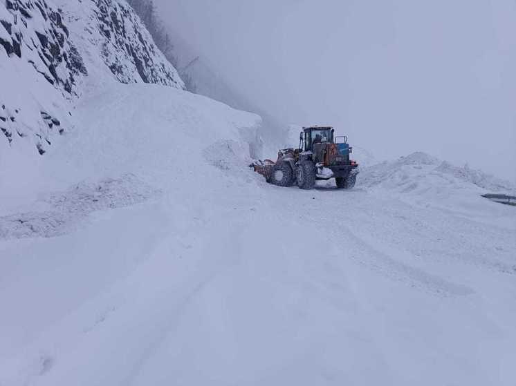  На трассе «Колыма» Якутии продолжается сход снежных лавин