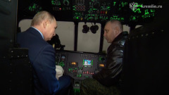 Путин в Торжке посидел в кабине вертолета: видео