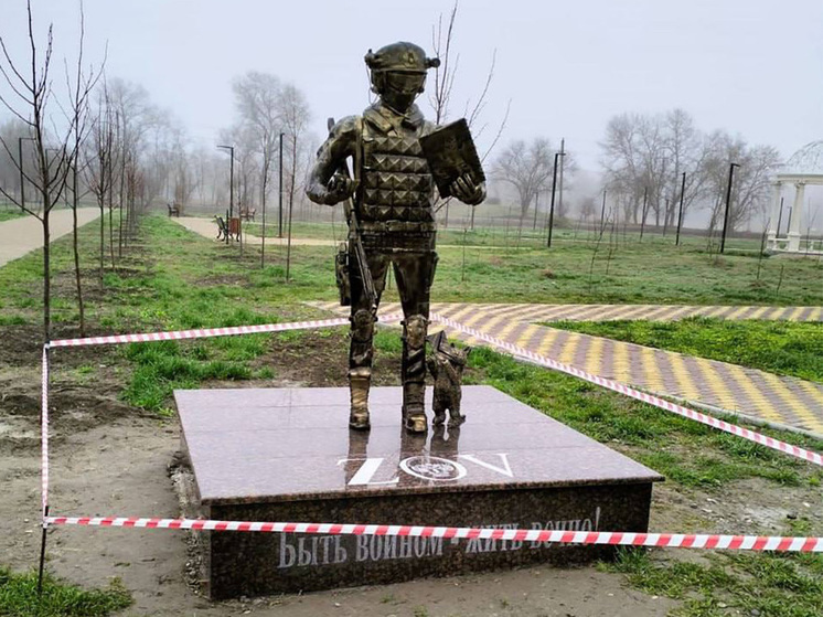 В Моздоке демонтировали установленную на днях скульптуру "бойца СВО", которая вызвала возмущение у местных жителей