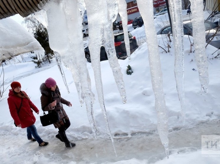 В Нижнекамске женщина требует компенсации с УК за падение на ребенка снега