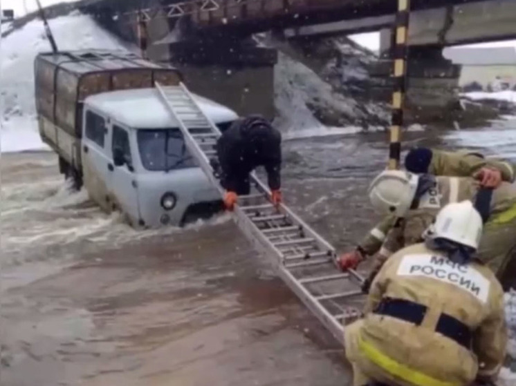 Сотрудники оренбургского МЧС спасли мужчину, решившего пересечь реку на автомобиле