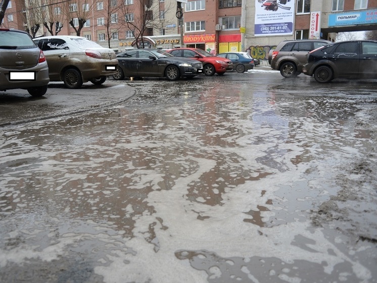 На лужи в Екатеринбурге можно жаловаться в районные администрации