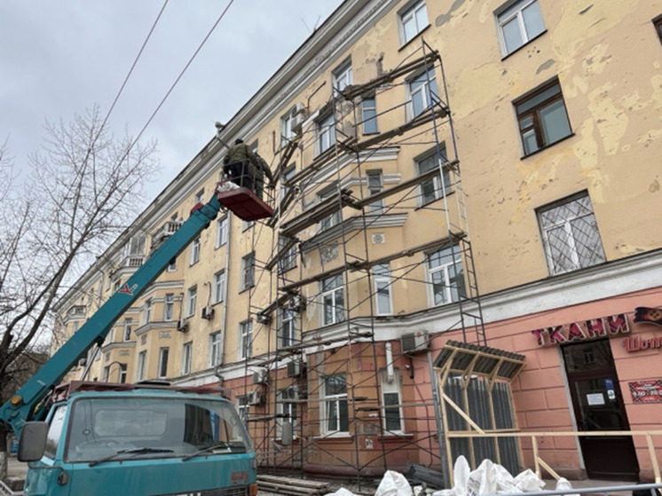 В Барнауле начали ремонтировать разрушающийся дом на проспекте Строителей