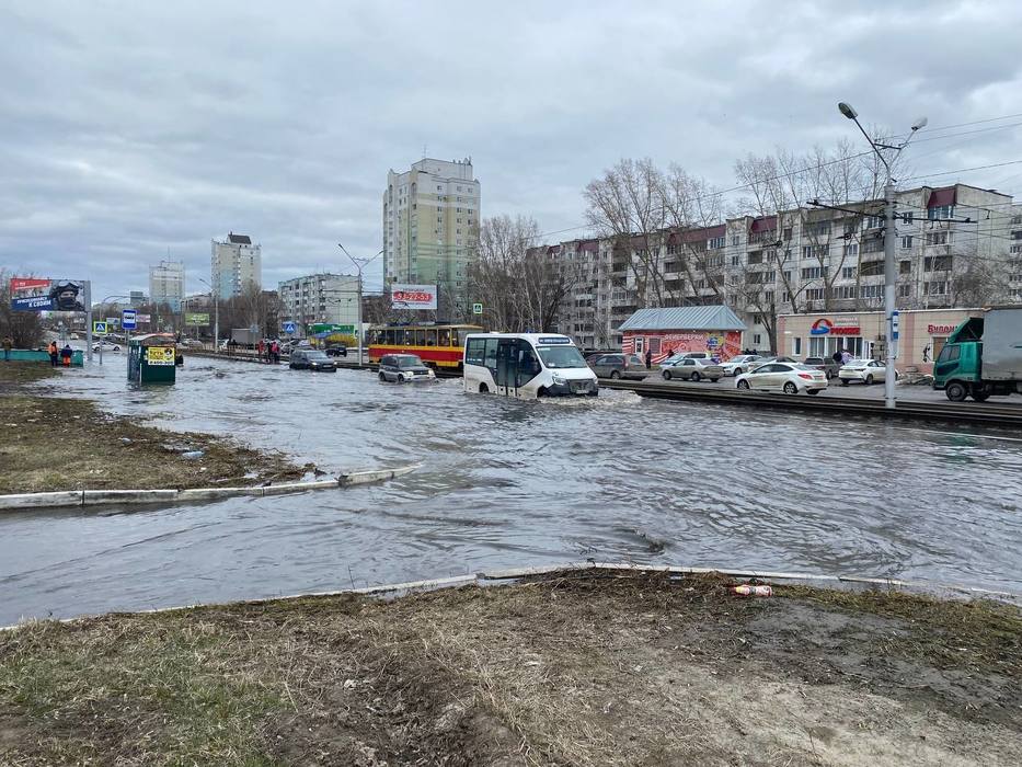 «Венеция на Попова»: талые воды затопили одну из самых оживленных улиц Барнаула. Фоторепортаж с места