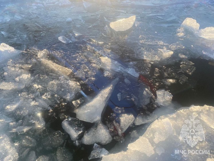 Автомобиль провалился под лед на Байкале вместе с пассажиркой – женщина погибла