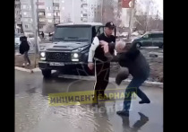 Полиция Барнаула отреагировала на дорожный конфликт между водителем Mercedes-Benz G и пешеходом. Водитель автомобиля ехал по тротуару, а его попытался остановить неравнодушный гражданин, который встал на пути машины.