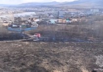 В Чите днем 2 апреля пожарные потушили два пала сухой травы на Титовской сопке