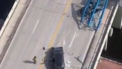 В США упавший кран пробил насквозь мост через реку: видео