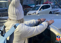 Полиция задержала троих жителей Барнаула, которые занимались распространением наркотиков. Это двое мужчин 25 и 47 лет, а также женщина 41 года. Их поймали в момент, когда они собирались сделать тайники с наркотиками. 