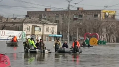 Людей спасают на лодках, трамвайные остановки под водой: видео из затопленного Орска