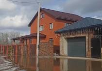 Жители трех затопленных улиц поселка Приуралье под Оренбургом считают, что власти решили спасти остальную часть элитного комплекса за их счет
