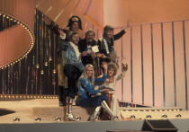 «В такую же субботу, как и сейчас, только 50 лет назад, произошло событие, которое навсегда изменило историю музыки» — под такой несколько патетичной аннотацией, чем-то перекликающейся с восторгами от полета на Луну, все еще живая (и слава Богу, и долгие лета!) шведская группа АВВА представила минувшей субботой отдельным клипом отреставрированное и победное свое выступление на конкурсе «Евровидение-1974» в английском Брайтоне с песней Waterloo, после чего тогда и на