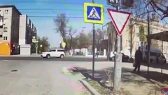  В Волгограде момент наезда внедорожника на 4 детей попал на видео