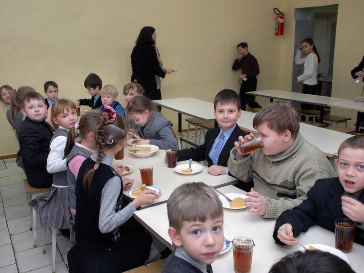 В столовых саратовских школ детям не дают вилки