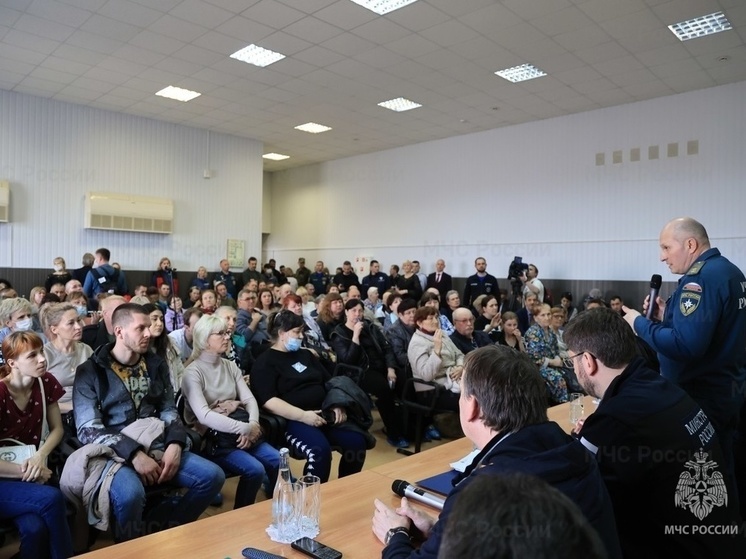  Глава МЧС России в Оренбуржье встретился с людьми, которые находятся в пункте временного размещения