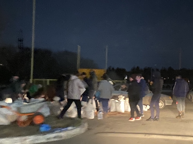 Жители на Донковцева не дожидаясь помощи экстренно сооружают дамбу