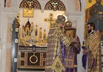 Священнослужитель принял участие в воскресной службе в горловском кафедральном соборе