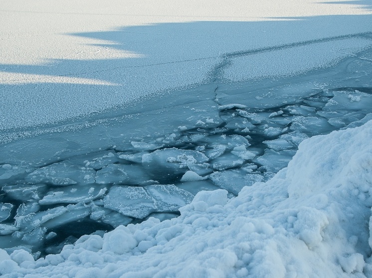 На Сахалине с оторвавшейся льдины спасли 20 рыбаков
