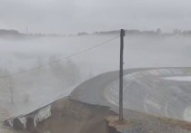 Как сообщает местный Телеграм-канал Регион-70, в Томске из-за разлива Томи наблюдается разрушение дамбы в районе Коммунального моста, расположенного на левом берегу реки