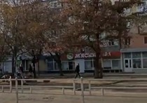 Как сообщает в Телеграм украинский телеканал "Общественное", в городе Херсоне, находящемся под контролем ВСУ, зафиксирована серия взрывов