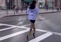Украинские патриотические СМИ с энтузиазмом рассказывают о 12-летней Яне, которая пробежала 5 км на протезах, чтобы собрать деньги для украинского военного, лишившегося конечности на фронте и мечтающего о спортивном протезе