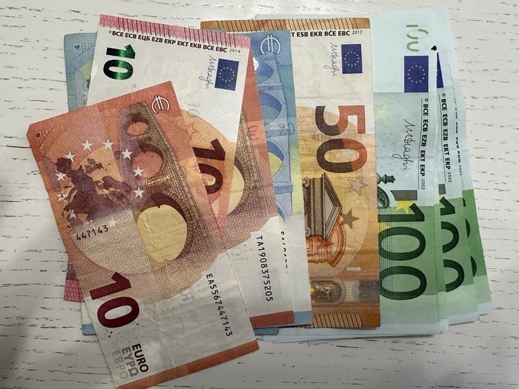 Житель Калининграда незаконно обменял валюту на 2,4 миллиона рублей