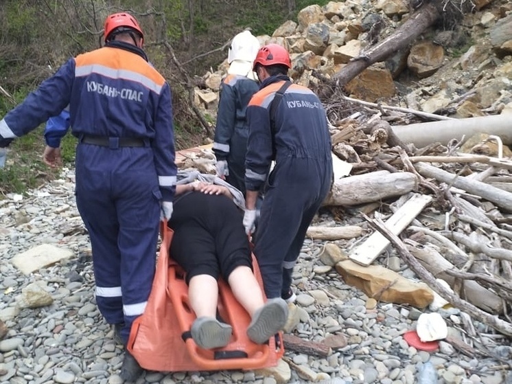Туапсинские спасатели транспортировали с пляжа 110-килограммовую женщину