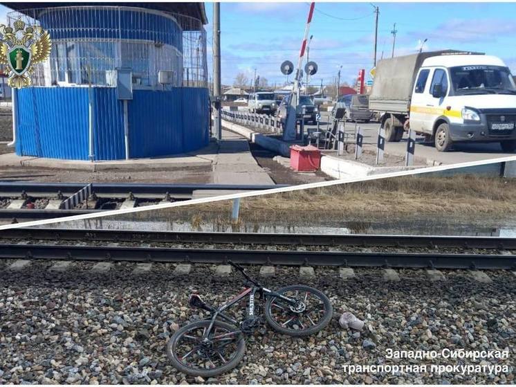 В Красноярском крае 40-летний велосипедист попал под поезд и выжил