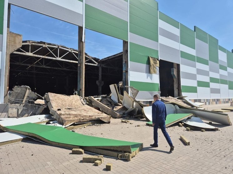 На юге Волгограда обрушилась часть торгового центра