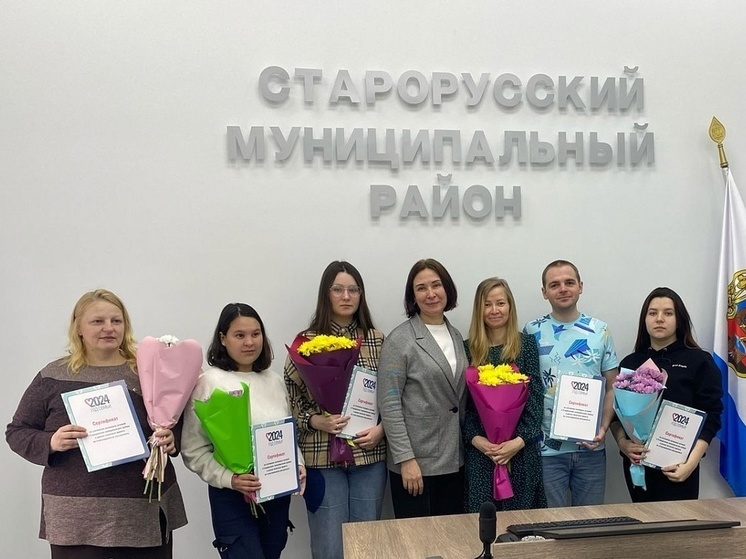 В Старой Руссе глава района Елена Комарова торжественно вручила сертификаты на улучшение жилищных условий пяти семьях