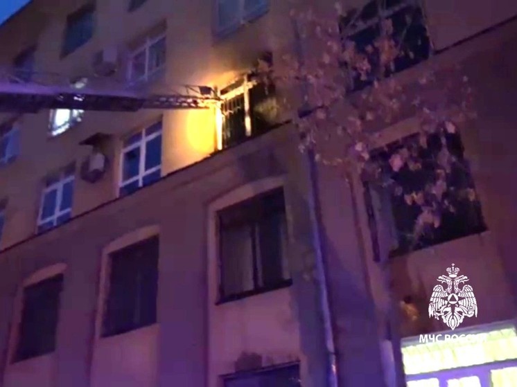В Екатеринбурге горело административное здание на улице Ленина