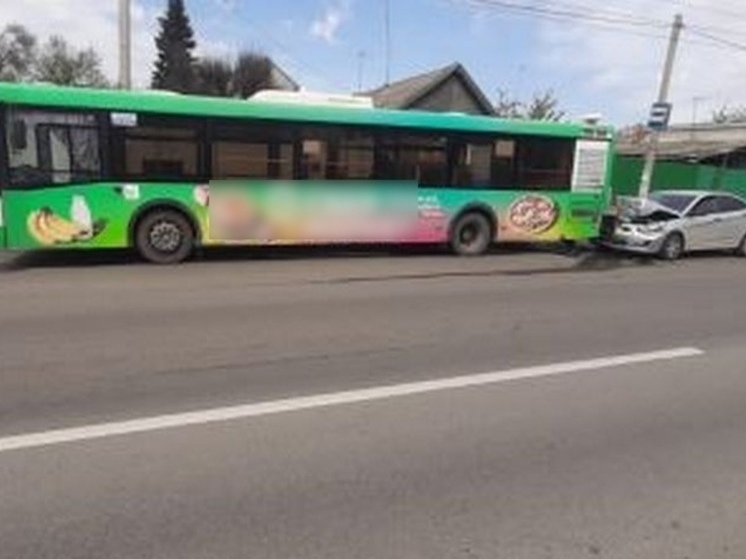 В Волгограде водитель иномарки протаранил автобус с пассажирами
