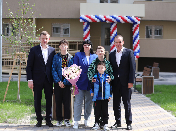 Губернатор Краснодарского края Вениамин Кондратьев вручил ключи от квартир дольщикам жилого комплекса «На Магистральной».