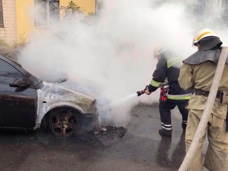 Автомобиль Ford Kuga горел вечером 16 апреля в Томске