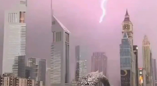 Сверкают молнии, затапливает торговые центры: видео сильнейших ливней в Дубае