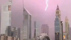 Сверкают молнии, затапливает торговые центры: видео сильнейших ливней в Дубае