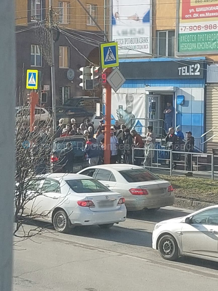 Толпа собралась на перекрестке из-за сбитой горожанки в Прокопьевске