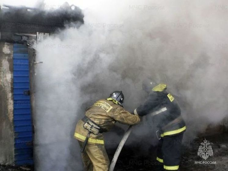 Пенсионер пострадал на пожаре в гараже в Братске