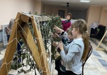 В Камызякском районе волонтеры поселка Верхнекалиновский ежедневно изготавливают маскировочные сети для бойцов СВО